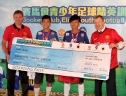 The Cluba?s Chief Executive Officer Winfried Engelbrecht-Bresges (1st right) and Manchester United legend Bryan Robson (1st left) presents a dummy boarding pass to two best performers Rico Chan (2nd right) and Chan Pak-hei (2nd left).