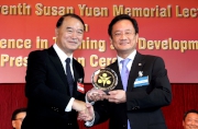 (Right) The Club's Head of Betting Services (Cashbet) Gilbert Cheng receives the Gold Award for Excellence in Training 2012 from HKMA Chairman Dr Dennis T L Sun.