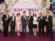 莎莎國際控股有限公司主席及行政總裁郭少明博士(左二)、副主席郭羅桂珍博士(左三)、香港賽馬會行政總裁應家柏(右)、主席施文信(右二)、賽馬事務執行總監利達賢(左),以及莎莎婦女銀袋賽得勝馬匹「包裝博士」的馬主李文恩(左四)在祝酒儀式上舉杯慶祝本年度莎莎婦女銀袋日圓滿成功。