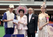 霍利時馬房的「智多飛」獲得莎莎婦女銀袋賽最佳外觀馬匹獎,莎莎國際控股有限公司主席及行政總裁郭少明博士與副主席郭羅桂珍博士,聯同「莎莎婦女銀袋日」形象大使劉詩詩(右),在馬匹亮相圈頒發二千元獎金予負責料理該駒的馬房助理(左)。
