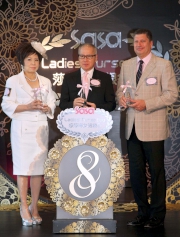 (左起)莎莎國際控股有限公司副主席郭羅桂珍博士、莎莎國際控股有限公司主席及行政總裁郭少明博士及香港賽馬會賽馬事務執行總監利達賢先生,一齊為本年度「莎莎婦女銀袋日」揭開序幕。