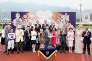 圖4、5:<br>
馬會董事李家祥博士的女兒李寶怡小姐,在莎莎婦女銀袋賽頒獎儀式上頒發紀念銀碟及金幣予得勝馬匹「包裝博士」的馬主李文恩及其家人。