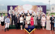 圖6、7:<br>
李寶怡小姐在莎莎婦女銀袋賽頒獎儀式上致送金幣予「包裝博士」練馬師約翰摩亞及騎師柏寶。