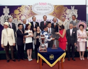 依照莎莎婦女銀袋賽的傳統,得勝馬匹「包裝博士」的騎師柏寶於賽後在頒獎儀式上致送名貴手袋予頒獎嘉賓李寶怡小姐。