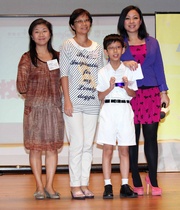 Famous playwright Ms Chong Mui Ngam (1st left) presents the award to Mr Chan Tat Yin (2nd right) and his mother Ms Poon Ching Man (2nd left) who won the first prize for the drama script-writing competition (primary school or family category). The musical premiered today was adapted from the award-winning script. 