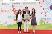 The Cluba?s Executive Director, Charities, Douglas So (centre) receives a souvenir from TWGHs Chairman Viola Chan (right) and 5th Vice-Chairman Katherine Ma (left).