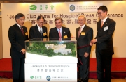 Club Chairman T Brian Stevenson (centre) joins SPHC Honorary Presidents Dr Leong Che-hung (2nd left) and James Thompson (2nd right), Executive Committee Chairman Raymond Wong (1st left) and the Cluba?s Executive Director, Charities, Douglas So (1st right) unveil the Jockey Club Home for Hospice model. 