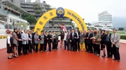 「天久」勝出馬會短途錦標,騎師柏寶、馬主張福滔醫生與夫人及親友,與練馬師方嘉柏分享勝利的喜悅。