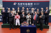 圖五、六、七<br>
在馬會短途錦標頒獎儀式上,馬會董事利子厚將獎盃及銀碟頒予冠軍馬匹「天久」的馬主張福滔醫生、練馬師方嘉柏及騎師柏寶。