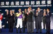 中國香港體育協會暨奧林匹克委員會副會長兼馬會名譽董事許晉奎頒發獎盃予浪琴表國際騎師錦標賽冠軍莫雷拉。