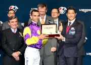 LONGINES優雅形象大使郭富城致送紀念品予浪琴表國際騎師錦標賽冠軍莫雷拉。