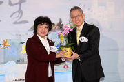 Jockey Club Steward Anthony Chow (right) presents a souvenir to the Commissioner for Narcotics Erika Hui (left).