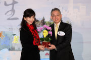 Jockey Club Steward Anthony Chow (right) presents a souvenir to Wai Yin Association President Angie Chiu (left).