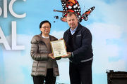 Hong Kong Jockey Club Chief Executive Officer Winfried Engelbrecht-Bresges (right) presents a Carbon Credit certificate of 7 tonnes to Legislative Councillor The Hon Cyd Ho (left), rallying her support for the green cause.