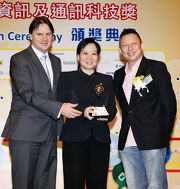 Director of Corporate Business Planning and Programme Management, Scarlette Leung (C), and Head of Strategic Business Solutions, Ian Dickson (L), received the trophy in the award presentation