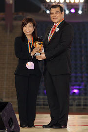 Chairman of the 4th Hong Kong Games Organising Committee William Tong (right) presents a souvenir to the Cluba?s Head of Charities Projects Rhoda Chan (left) in thanks for the Cluba?s support of the Games.