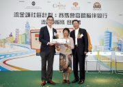 The Cluba?s Executive Director, Charities, Douglas So (left) receives a souvenir from The Charles K Kao Foundation Chairman Gwen Kao (centre) and SJS Vice Chairman Michael Leung (right).