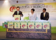 The Cluba?s Executive Director, Charities, Douglas So (left), Permanent Secretary for the Environment Anissa Wong (centre) and Hong Chi Association Vice-Chairman Philip Poon (right) at the Hong Chi-Hong Kong Jockey Club Community Organic Farming Competition for Primary and Secondary Schools Award Presentation Ceremony.