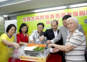 Club Steward Dr Rita Fan Hsu Lai Tai (3rd left), Secretary for Labour and Welfare Matthew Cheung (3rd right), St. Jamesa? Settlement Vice Chairman Michael Leung (2nd right) and Chief Executive Officer Cynthia Luk (2nd left), service user Wong Sai-nui (1st right) and volunteer Ah Man (1st left) officiate at the launching ceremony of St. Jamesa? Settlement Jockey Club Hot Meal Service.