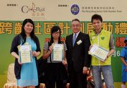 Club Steward Anthony W K Chow (2nd right) presents certificates of appreciation to LinkAges volunteers.