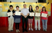 Club Steward Dr Eric Li Ka Cheung (Photo 2), Hospital Authority Chairman Anthony Wu (Photo 3) and Permanent Secretary for Food and Health Richard Yuen (Photo 4) present the certificate to the programme nurses.