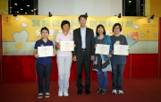 Club Steward Dr Eric Li Ka Cheung (Photo 2), Hospital Authority Chairman Anthony Wu (Photo 3) and Permanent Secretary for Food and Health Richard Yuen (Photo 4) present the certificate to the programme nurses.