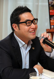 Photo 1ˇB2: Richard Cheung, Executive Director, Customer and Marketing of HKJC hosts a press briefing today at Sha Tin Racecourse to introduce the latest innovative developments in its customer-led drive to create an enhanced entertainment experience for todayˇ¦s dynamic race-goers.