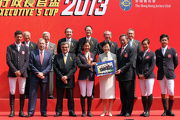 Club Deputy Chairman and President of the Hong Kong Equestrian Federation Dr Simon S O Ip (1st row, 3rd right) and Club-sponsored rider Jacqueline Lai (1st row, 4th left) present a photo of the Hong Kong Equestrian Team to HKSAR Acting Chief Executive Carrie Lam (1st row, 4th right), joined by Club Chairman T Brian Stevenson (1st row, 3rd left), Club Stewards (2nd row) and Club Chief Executive Officer Winfried Engelbrecht-Bresges (1st row, 2nd left) and HKJC Equestrian Team members Patrick Lam (1st row, 1st left), Samantha Lam (1st row, 2nd right) and Kenneth Cheng (1st row, 1st right) at the award presentation ceremony held in Sha Tin Racecourse.