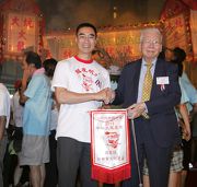 Club Steward Michael Lee (left) receives a commemorative flag from Tai Hang Residentsa? Welfare Association Chairman Ho Choi-chiu (right).