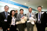 Club Deputy Chairman Dr Simon S O Ip (2nd right) and Secretary for Food and Health Dr Ko Wing-man (centre) and the seal robot PARO, with the Cluba?s Executive Director, Charities, Douglas So (1st left), CUHK Vice-Chancellor and President Professor Joseph Sung (1st right) and Commissioner for Innovation and Technology Janet Wong (2nd left).
