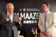 One of the worlda?s greatest conductors, Maestro Lorin Maazel (left), shares his music experience with Hong Kong Philharmonic Society Chief Executive Michael MacLeod (right). 