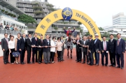 騎師安國倫、練馬師蔡約翰與「安賞」的馬主親友賽後在凱旋門祝捷。