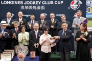 圖 5, 6, 7<br>馬會董事鄭維志博士於頒獎禮上將浪琴表馬會盃冠軍獎盃及銀碟頒予「安賞」的馬主代表、練馬師蔡約翰及騎師安國倫。