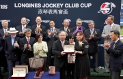 圖 8, 9, 10<br>LONGINES香港區副總裁歐陽楚英小姐,致送LONGINES腕表予「安賞」的馬主代表、練馬師蔡約翰及騎師安國倫。