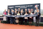 香港賽馬會主席施文信先生及一眾馬會董事、行政總裁應家柏先生、LONGINES香港區副總裁歐陽楚英小姐與「安賞」的馬主代表、練馬師及騎師於浪琴表馬會盃頒獎禮上合照。