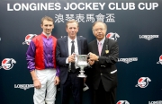 「安賞」的馬主代表、騎師及練馬師在頒獎儀式後,一同與傳媒分享勝利感想。