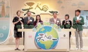 The Hong Kong Jockey Cluba?s Executive Manager, Charities, Imelda Chan (3rd left) joined the CUHK Institute of Environment, Energy and Sustainability Associate Director Professor Fung Tung (2nd left), Founder of the Polar Museum Foundation Dr Rebecca Lee (2nd right), RTHK Assistant Director (TV & Corporate Businesses) Forever Sze (3rd right), artist Sammul Chan (1st right) and the documentary programme host Janis Chan (1st left) to officiate at the a?Nature and Man in Onea? kick-off ceremony. 