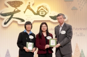 The Hong Kong Jockey Club Executive Manager, Charities, Imelda Chan (centre) presents souvenirs to the guests. She notes that the a?Nature and Man in Onea? is an important part of the Trusta?s Environment Project, which was aimed at raising public awareness of environmental protection and encouraging them to change their lifestyle, so as to turn Hong Kong into a sustainable city.