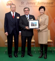 Club Chairman T Brian Stevenson (centre) receives a souvenir from HKSAR Acting Chief Executive Carrie Lam (right) and SJS Chairman Dr David Li (left).