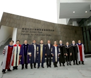Club Deputy Chairman Dr Simon S O Ip (centre) pictured with HKUST Council Chairman Dr Marvin Cheung (5th left), Vice-Chairman Martin Tang (4th left), President Professor Tony Chan (5th right), JCIAS Director Professor Henry Tye (1st right), and three JCIAS professorship awardees, Professor Ching W. Tang (3rd right), Professor Sir Christopher A. Pissarides (4th right) and Professor Gunther Uhlmann (2nd right) and other guests. 