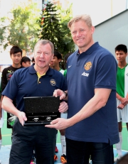 Photo 4, 5:<br>
The Cluba?s Chief Executive Officer Winfried Engelbrecht-Bresges (left on photo 4 & right on photo 5) presents souvenirs to Mr Schmeichel (right on photo 4) and College Supervisor Dr Lam Tai Fai (left on photo 5)
