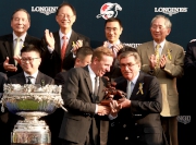 香港賽馬會主席施文信(右)頒發騎師駿馬銅像予「精彩日子」的練馬師蔡約翰。
