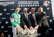 浪琴表香港一哩錦標勝出馬匹「精彩日子」的馬主百家樂團體的代表、練馬師蔡約翰以及騎師韋達賽後與傳媒分享勝利喜悅。