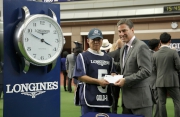 香港代表「大運財」獲選浪琴表香港一哩錦標最佳外觀馬匹,國際賽馬組織聯盟(美洲)副主席Jim Gagliano先生(右)頒發五千元獎金予料理該駒的馬房助理。