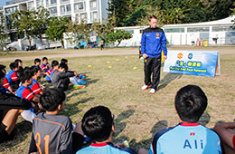 曼聯足球學校總教練奧拜恩鼓勵U-14球員「足」動潛能，為一月的校際足球比賽積極備戰。