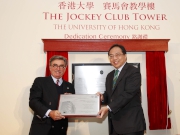 Club Chairman T Brian Stevenson (left) receives a plaque from University of Hong Kong Vice-Chancellor Professor Tsui Lap-chee (right) as a token of thanks for the Cluba?s long-term support to HKU.