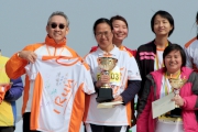 Club Steward Anthony Chow (1st left) presents a trophy to winners of the 3-km Challenge Advanced Group (Female). 
