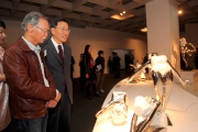 Photos 1/2:<br>
Artist Ju Ming (left) introduces the sculptures of Living World Series to Club Steward Dr Christopher Cheng Wai Chee (right). 
