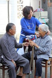 Photo 6, 7: The elderly have been a main service target of the CARE Volunteer Team, who have been paying regular visits to elderly people living at home and in care centres since the team's inception in 2005. 