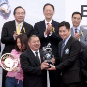 寶馬汽車(香港)有限公司香港及澳門董事總經理曾耀民先生頒發紀念品予「威爾頓」的馬主鄭強輝先生。